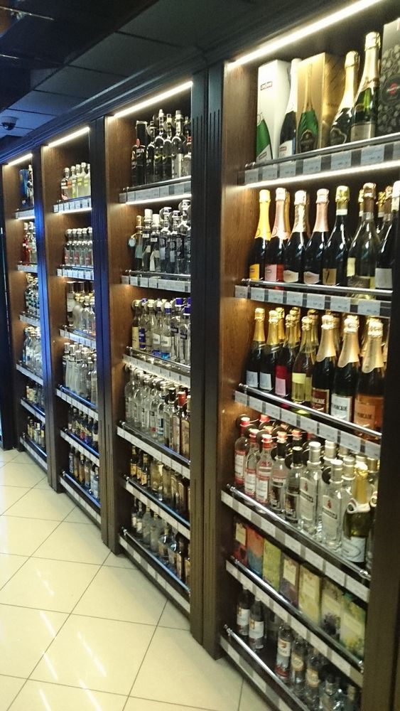 Винный стеллаж пристенный с декоративными накладками из массива
