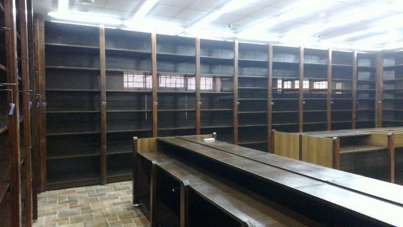 Винный стеллаж пристенный с декоративными накладками из массива
